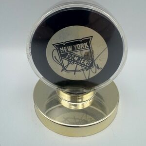 New York‎ Rangers Signed Hockey Puck Display Stand